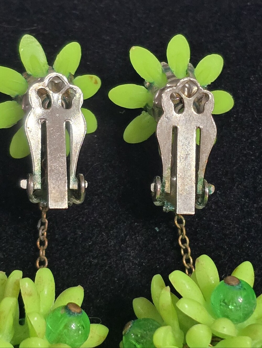 Vintage 60s Neon Green Floral Daisy Dangle Clip-On Kitschy Earrings - Picture 8 of 12